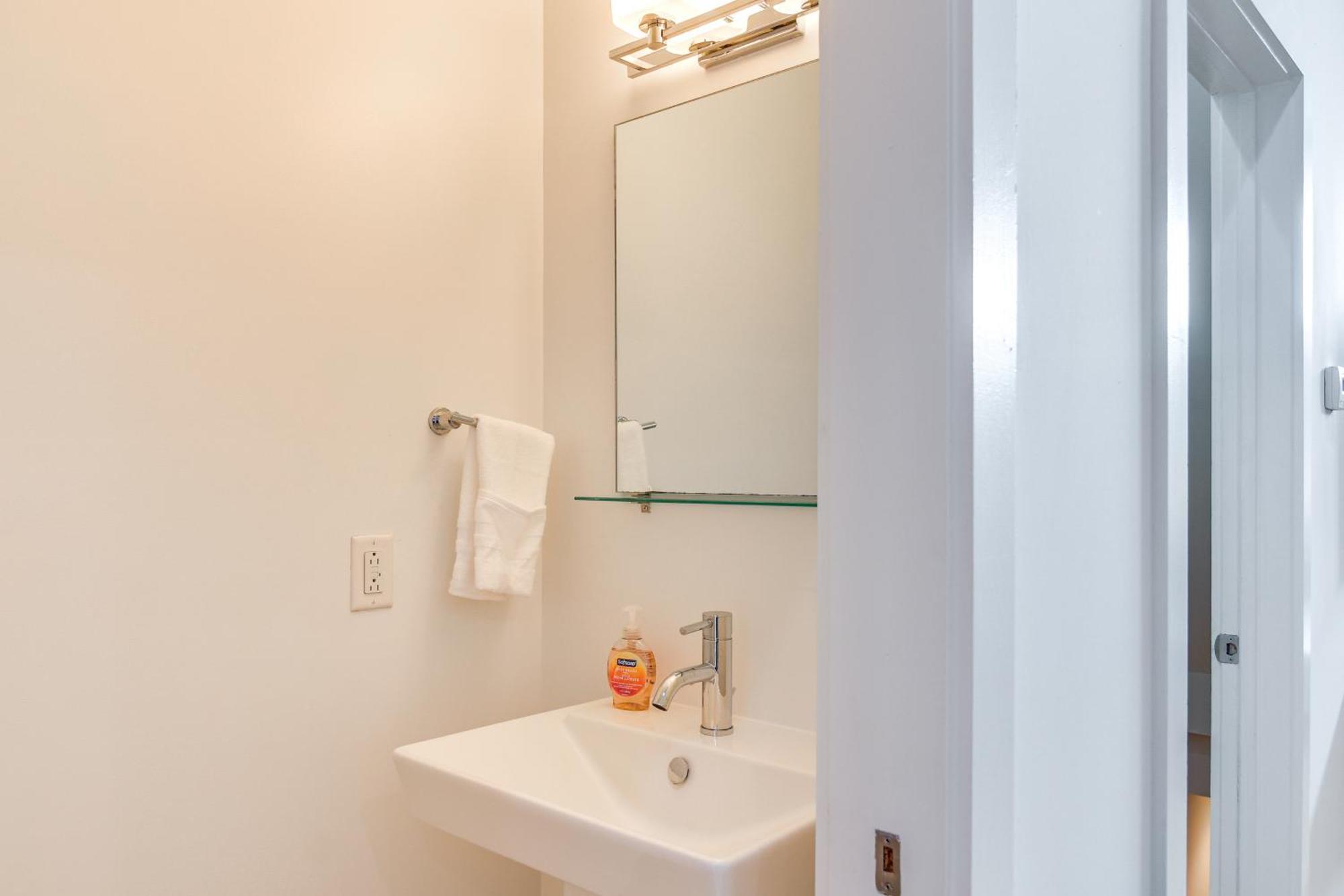 Holiday home 1 Mi To Old Town Townhome With Patio! Philadelphia