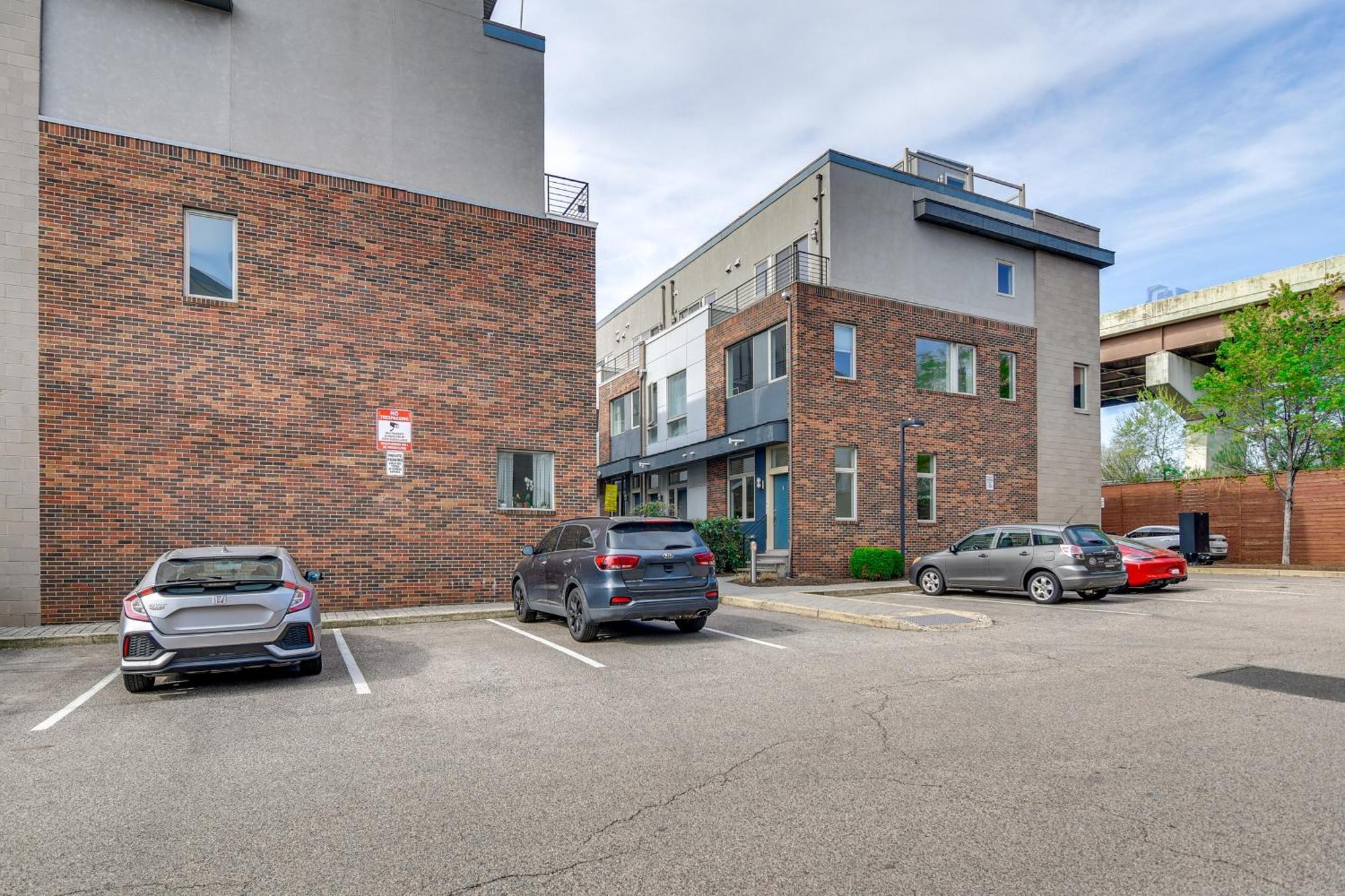 1 Mi To Old Town Townhome With Patio! Holiday home Philadelphia