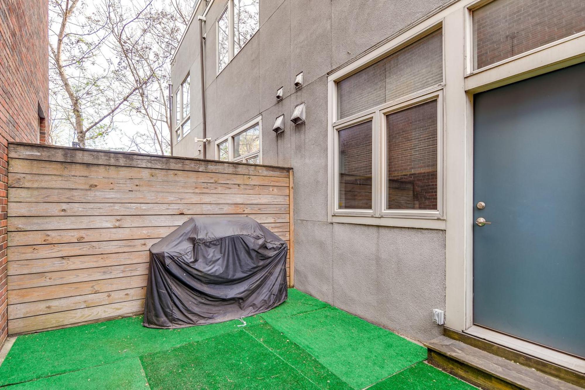 1 Mi To Old Town Townhome With Patio! Holiday home Philadelphia